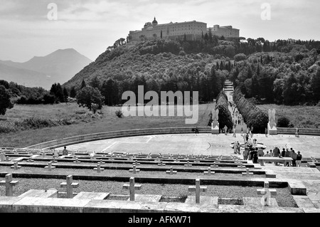 Polnischer Soldatenfriedhof am Monte Cassino in Abbazia Italien Europa mit dem Kloster des Heiligen Benedikt im Hintergrund. Stockfoto