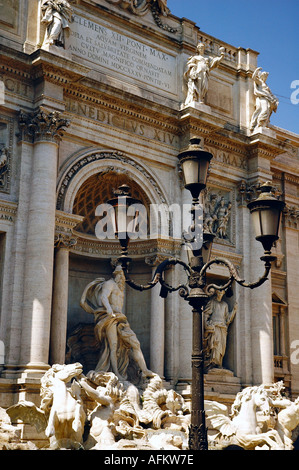 Berühmten Trevi-Brunnen in Rom-Latium-Italien-Europa. Klaren sonnigen Sommertag - malerische. Statuen am Trevi-Brunnen. Stockfoto