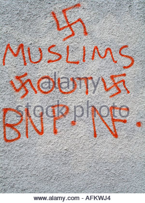 Rassistische Graffiti Spray an der Wand gemalt Stockfoto