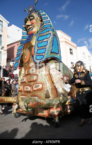 Karnevalsumzug in Sesimbra, Portugal. Ähnlich wie bei der brasilianische Karneval durch enge Geschichte zwischen den Ländern. Stockfoto