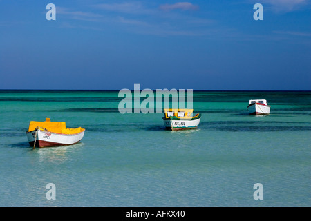 Drei Angelboote/Fischerboote in Aruba, Hadicurari beach-Niederländische Antillen Stockfoto