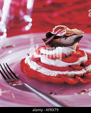 Strawberry Lasagna ist ein mehrschichtiges, nicht gebackenes Dessert mit vier Schichten: Kekskruste, Käsekuchen, Erdbeercreme und Schlagsahne. Kalt servieren Stockfoto