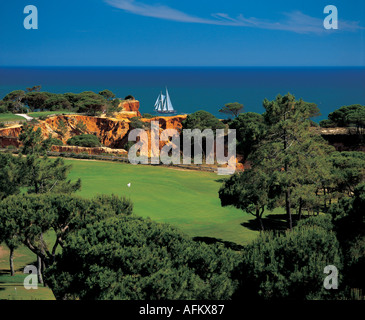 Pine Cliffs Golfplatz mit Meerblick Algarve South Portugal. Praia da Falesia Beach Segeltörn Urlaubsziel. Draufsicht Putting Green Stockfoto