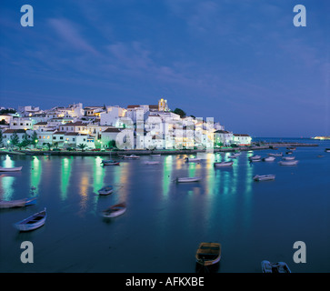 Ferragudo-Bucht Algarve Süd-Portugal Sonnenuntergang Lichtpanorama Blick auf weiß getünchte Häuser Fischerdorf Arade Fluss Fischerboot ruhiges Meerwasser Stockfoto