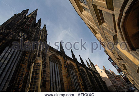 Weitwinkel-Objektiv-Blick auf das Tolbooth Kirk und die Royal Mile in Edinburgh Schottland Stockfoto