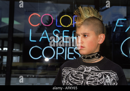 Junge in Los Angeles mit Mohawk Haare schneiden oder Spikes Frisur Stockfoto