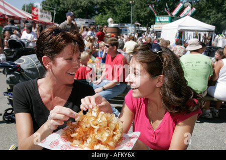 Indiana Marshall County, Plymouth, Marshall County Blueberry Festival, Festival fair, Mutter, Eltern, Erwachsene Tochter, Kartoffelchips, IN070901029 Stockfoto