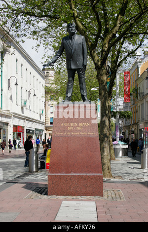 STATUE VON ANEURIN BEVAN, IN QUEEN STREET, CARDIFF, SÜDWALES, GROßBRITANNIEN Stockfoto