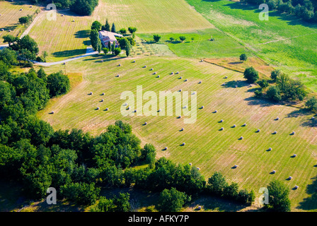 Luftaufnahme von Feldern mit einem Bauernhof in der Provence, Südfrankreich Stockfoto