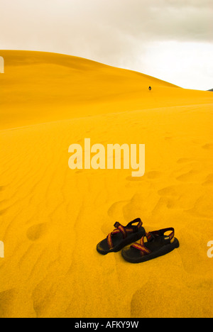 Eine Frau wandert zwischen den Sanddünen im Great Sand Dunes National Park in Colorado Stockfoto