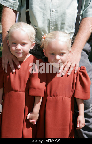 Indiana Marshall County, Plymouth, Marshall County Blueberry Festival, Festivalmesse, Amish Twin girls, Vater, Eltern, IN070901042 Stockfoto