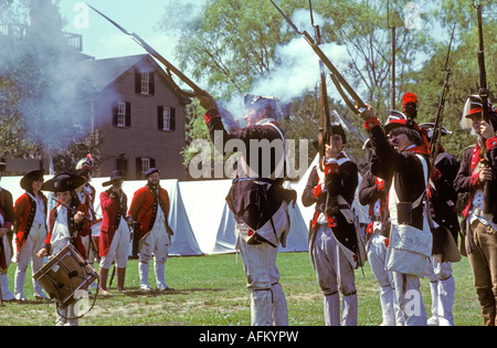 Britische Soldaten amerikanischer revolutionärer Krieg Reenactors Feuer Gewehr Volley Armee Musketen Stockfoto