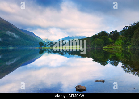 Buttermere Dawn am frühen Morgenlicht reflektiert auf den Seen stillen Wassern, die Seenplatte Cumbria England UK Stockfoto