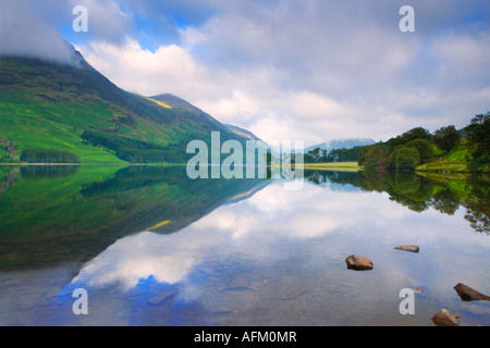 Buttermere Dawn am frühen Morgenlicht reflektiert auf den Seen stillen Wassern, die Seenplatte Cumbria England UK Stockfoto