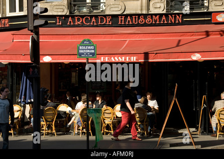 Straßencafé auf dem Boulevard Haussmann, Paris, Frankreich Stockfoto