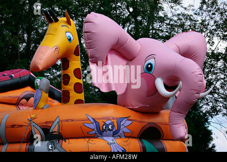 Noahs Arche Hüpfburg mit aufblasbarer Giraffe und Elefant Stockfoto