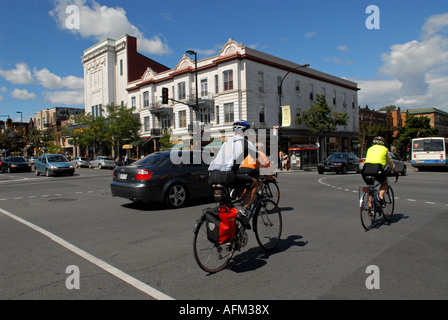 Radfahren auf den Straßen von Montreal Quebec Kanada auf Laurier und Park avenue Stockfoto