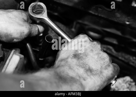 Mechaniker bei der Arbeit, die Reparatur eines Motors Stockfoto