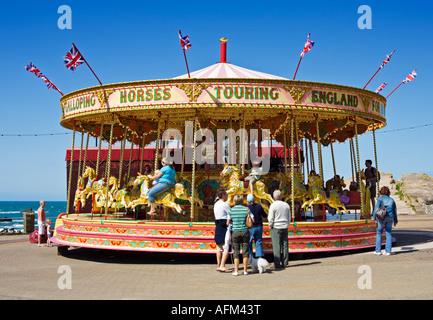 Ilfracombe, Devon UK - merry Go Runde Kirmes Karussell fahren an der promenade Stockfoto