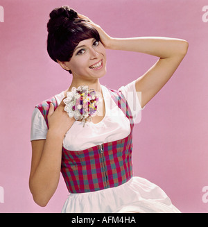 Mode, Tracht, junge Frau in Dirndl, 1960er Jahre, bayerisches Kostüm, Bayern, Deutschland, 60er Jahre, Stockfoto