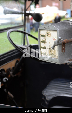 Nahaufnahme von Halda Taxameter auf einen Oldtimer Austin 10 Taxi Stockfoto