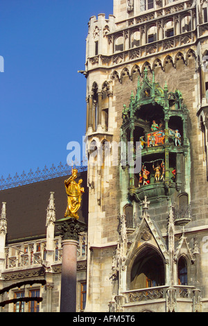 Europa Deutschland Bayern Bayern München Marienplatz Neues Rathaus Glockenspiel und Mariensäule Stockfoto