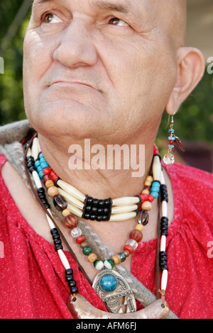 Indiana Marshall County, Plymouth, Marshall County Blueberry Festival, Festivalmesse, lebendige Geschichte, Cherokee Native, Perlen, Halskette, IN070901068 Stockfoto