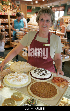 Indiana, Elkhart County, Middlebury, das Holländer Essenhaus, Amish Bäckerei, weibliche Frauen, Kuchen, Desserts, Leckereien, IN070828042 Stockfoto