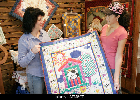 Indiana Elkhart County, Middlebury, das Dutchman Essenhaus, Village Shop, Verbraucher, Amish Stil Geschenke, Quilt, Mutter Mutter Mutter, Eltern, Teenager Teenager te Stockfoto