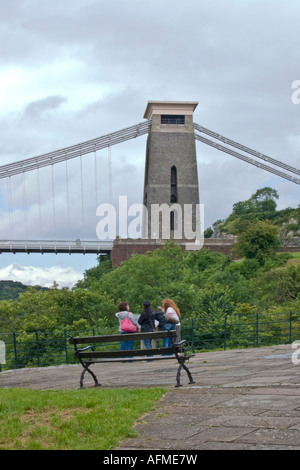 Vier Studenten studieren eine Karte von der Avon-Schlucht mit Clifton Suspension Bridge im Hintergrund bewölktem Himmel Stockfoto