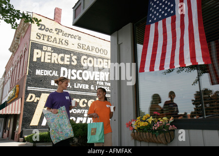 Indiana, St. Joseph County, Mishawaka, North Main Street, Schwarze Frau weibliche Frauen, Shopping Shopper Shopper Shop Geschäfte Markt Märkte Markt Kauf Stockfoto