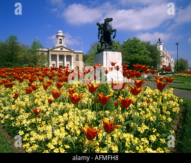 GB - LONDON: St.Johannes Kirche Holz & Kriegerdenkmal Stockfoto