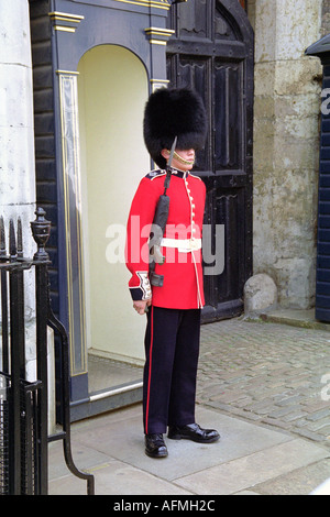 Grenadier Guards patrouillieren am Eingang zu den Königinnen zu Hause Buckingham Palace Stockfoto