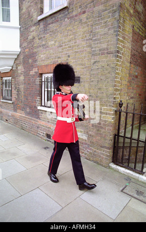 Grenadier Guards patrouillieren am Eingang zu den Königinnen zu Hause Buckingham Palace Stockfoto