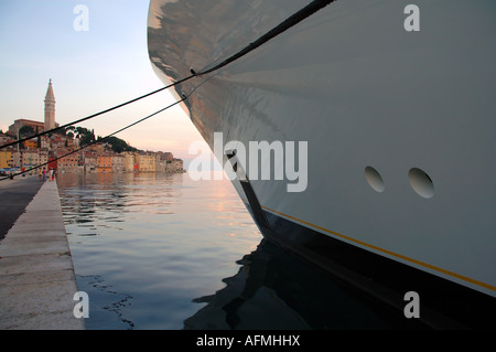 Abend-Skyline von Rovinj spiegelt sich im Rumpf des Luxus-Motoryacht Stockfoto