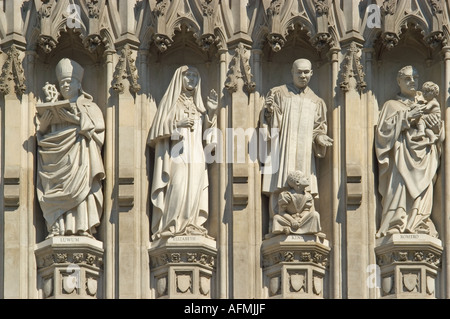 London, England, UK. Westminster Abbey moderne Märtyrer Statuen über Eingang West: Janani Luwum, Großherzogin Elisabeth, Oscar Romero, Martin Luther K. Stockfoto