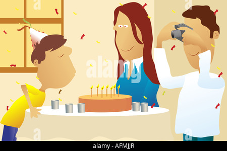 Boy bläst Kerzen auf einem Geburtstag Kuchen Stockfoto