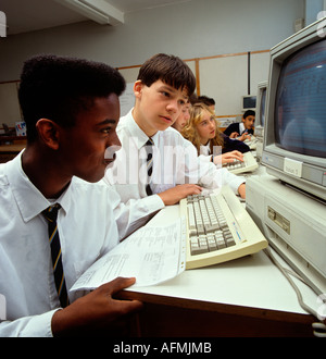 Schwarzen und weißen Studenten zusammen arbeiten in IT-Lektion Stockfoto
