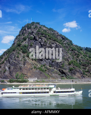 ein Ausflugsschiff, vorbei an der Loreley-Felsen am Rhein in Deutschland Stockfoto