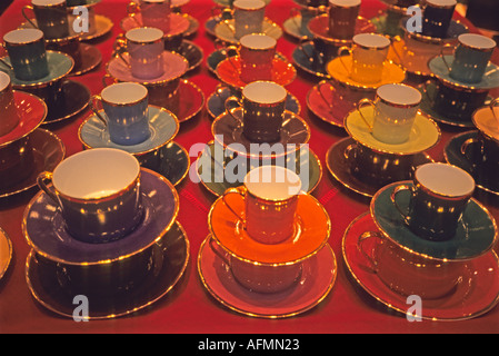 "Kaffee Tassen und Untertassen in ' ^ Fenster ^ anzeigen ' Paris' Stockfoto