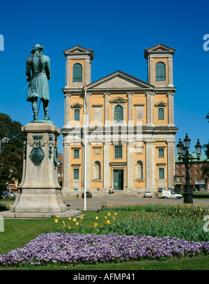 Statue von Karl XI und Westfassade der fredrikskyrkan über stortorget, Karlskrona, Blekinge, Schweden. Stockfoto