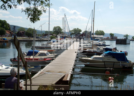 klein, Boote vor Anker, am See, Vattern, Grenna, Urlaub, Resort, Urlaub, Steg, Bootfahren, friedlich, entspannend, Stockfoto