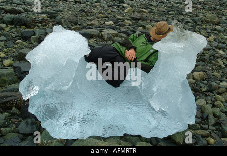 Man legt auf eine kleine schmelzen geerdet Eisberg in der Nähe von Reid Gletscher im Glacier Bay National Park and Preserve in Alaska, USA Stockfoto