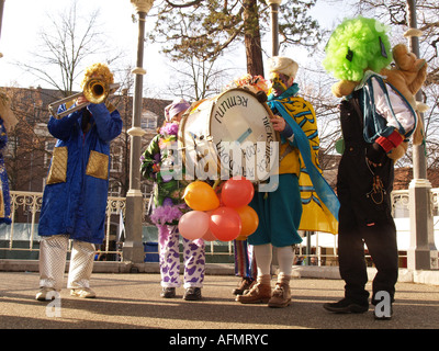 Musikband spielen am Musikpavillon Munsterplein Roermond während der niederländischen Karneval Stockfoto