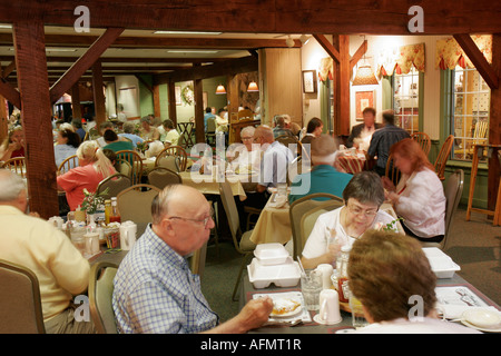 Indiana Elkhart County, Middlebury, das Dutchman Essenhaus, Amish, Restaurant Restaurants Essen Essen gehen Café Cafés Bistro, Tische, Besucher reisen t Stockfoto