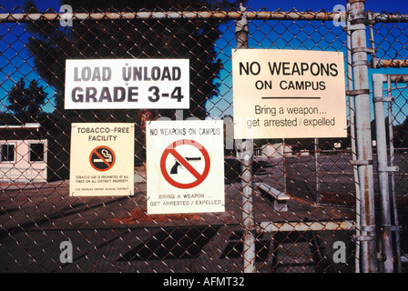 24767a keine Waffen Rauchen Warnzeichen auf Zaun um eine Los Angeles Unified School District öffentliche Schule Kalifornien USA Stockfoto