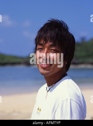 Schönen jungen japanischen Mann, entspannend am Strand auf der Insel Iriomote, Okinawa, Japan Stockfoto