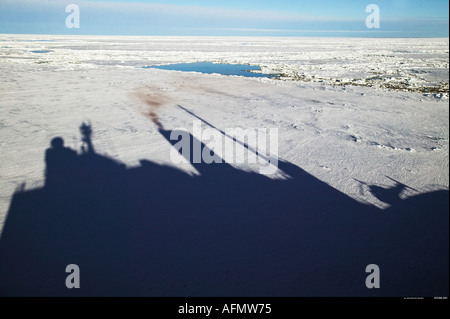 Schatten der Eisbrecher auf Eisschollen zeigt Rauch aus Trichter Antarktis Stockfoto