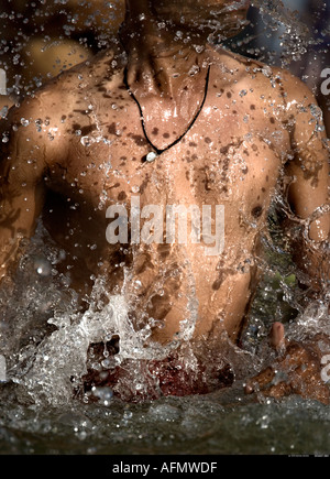 Junger Mann Baden im Ganges Varanasi Indien Stockfoto