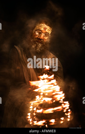 Hinduistischen heiligen Mann religiöse Zeremonie Puja Varanasi Indien durchführen Stockfoto